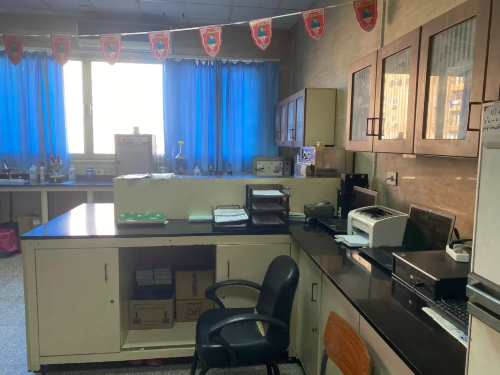 العيادة ومعمل العمل بقسم الحساسية والمناعة بكلية طب جامعة عين شمس