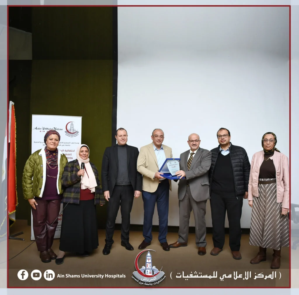 فريق الأطباء والمتخصصين في وحدة السمع والاتزان خلال احتفالية يوم السمع العالمي بمستشفى عين شمس التخصصي