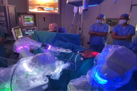 إجراء عملية جراحية باستخدام تقنية الجراحات الروبوتية بمستشفيات جامعة عين شمس