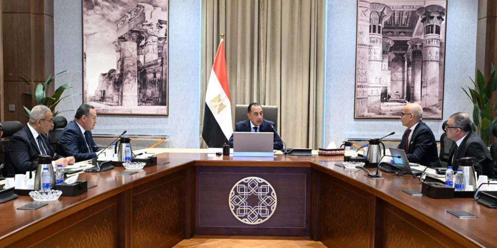 اجتماع رئيس مجلس الوزراء مع قيادات التعليم العالي وجامعـة عين شمس لمتابعة الموقف التنفيذي لمشروع المدينة الطبية وتطوير مستشفيات الدمرداش.