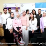 لقطة جماعية للأطفال وأسرهم مع فريق قسم الوراثة الطبية خلال احتفالية اليوم العالمي لمرضى الفينيل كيتون يوريا بمستشفيات جامعة عين شمس.