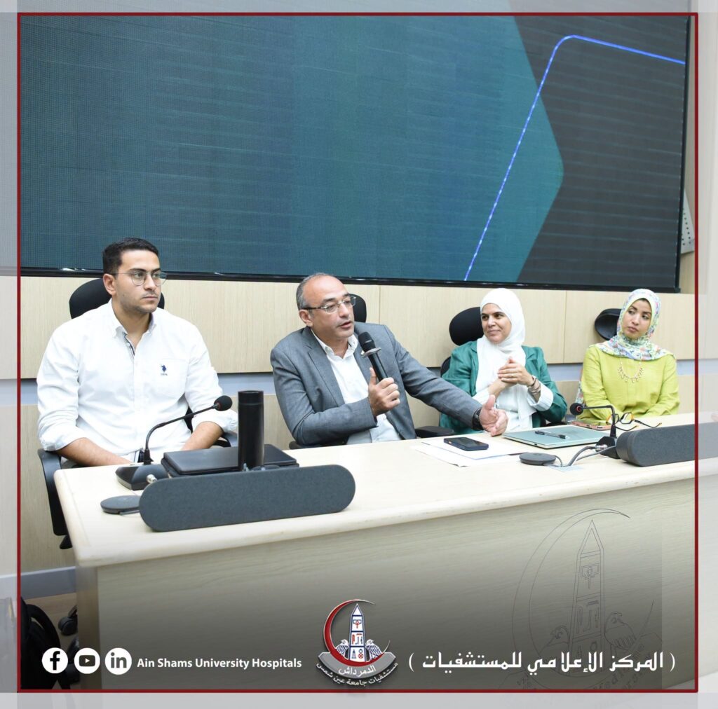 جلسة نقاش تضم قيادات ومستشارين وأطباء خلال فعاليات التعاون بين مستشفيات جامعة عين شمس ومنصة AMBOSS.