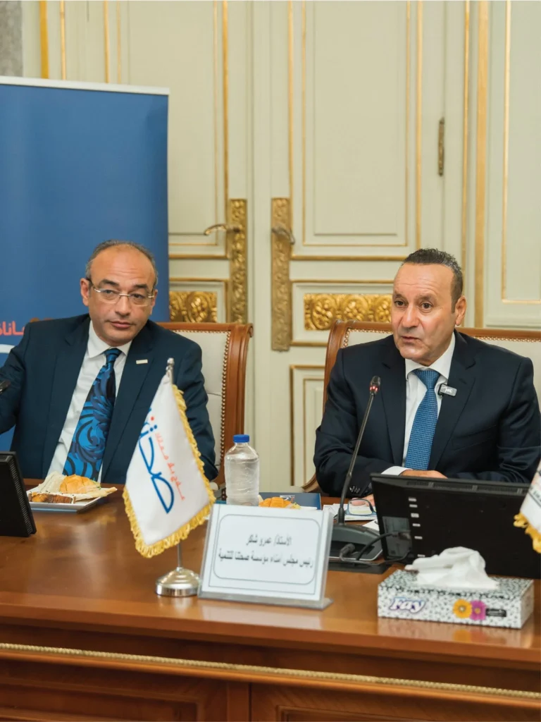 مسؤولون من مستشفيات جامعة عين شمس ومؤسسة صحتنا خلال اجتماع بروتوكول التعاون لتجهيز وحدة زراعة النخاع بمستشفى الأطفال الجامعي