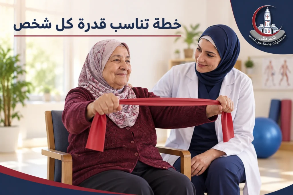 سيدة كبيرة في السن تؤدي تمرينًا بشريط مقاومة أثناء متابعة مختصة لوضعيتها.